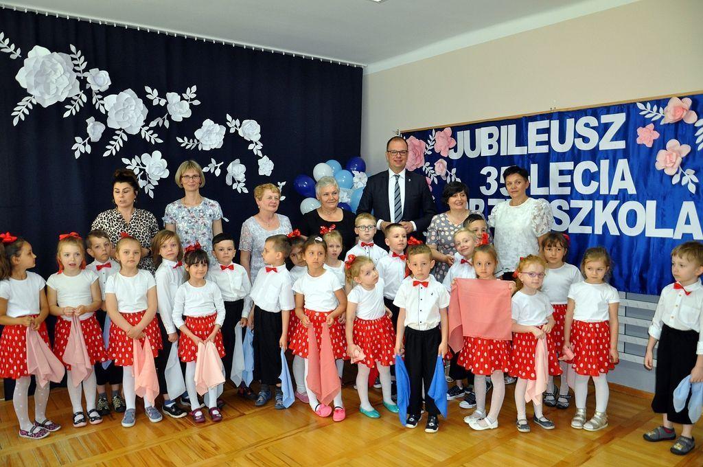 Uroczystość jubileuszowa z okazji 35-lecia Przedszkola nr 14 im. Czytelników Życia Przemyskiego odbyła się we wtorek, 8 czerwca. Na pierwszym planie najstarsza grupa przedszkolaków. Za nimi stoją (od lewej) Marta Drak, Barbara Nowak, Jolanta Gőtz (w przedszkolu nr 14 jest niemal od samego początku),