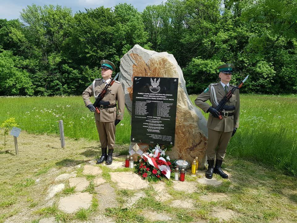 Aleję Dębów Pamięci Kapelanów Katyńskich, zamordowanych w 1940 roku przez NKWD, odsłonięto 12 maja 2019 r. przy sanktuarium w Kalwarii Pacławskiej. Wśród zamordowanych byli duchowni różnych wyznań. 6 czerwca br. odbyły się uroczystości upamiętniające.<br/>fot.ze zbiorów własnych