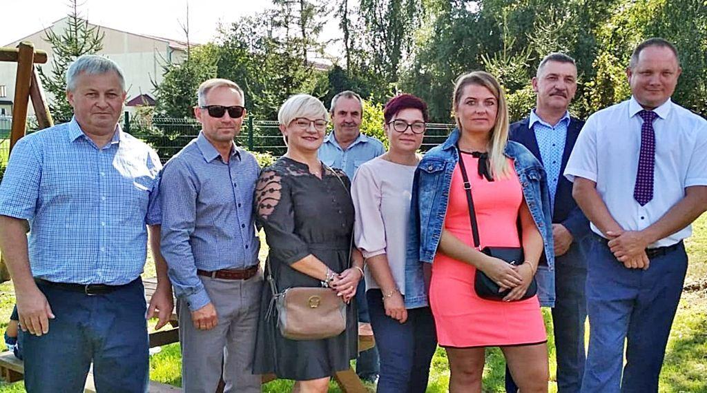 8-osobowy Klub Radnych Gminy Medyka „Razem”, opozycyjny do wójta gminy Marka Iwasieczki, „uratował” mandat Mariusza Gumiennego (drugi z lewej). Na razie...<br/>fot.ze zbiorów własnych