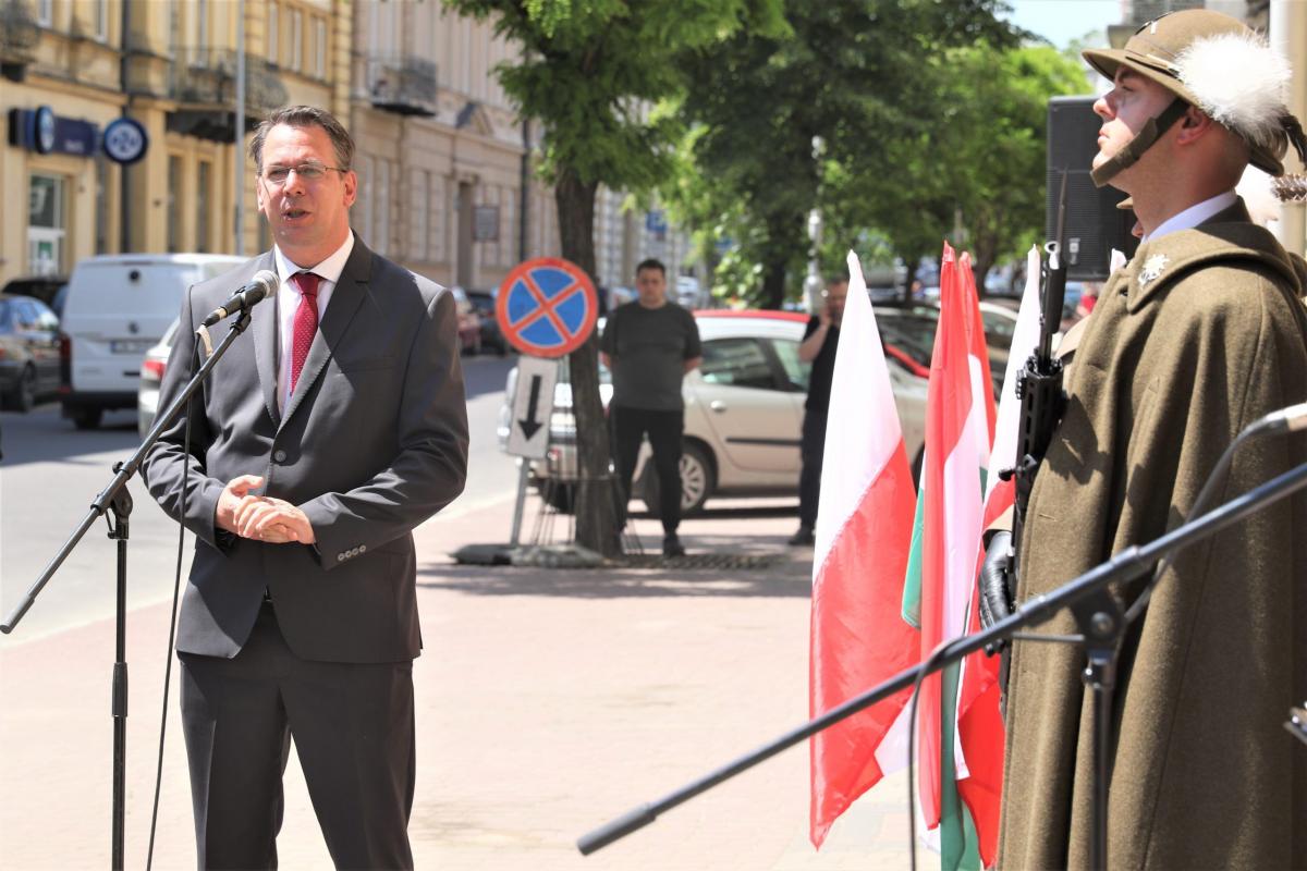Jednym z gości uroczystości był burmistrz węgierskiego Egeru Adam Mirkoczki.<br/>fot.Starostwo Powiatowe w Przemyślu