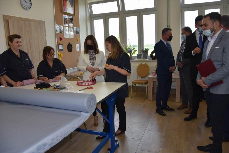 W ramach centrum działają trzy warsztaty: gastronomiczny, pracownia krawiecka oraz warsztat rekreacyjno-gospodarczo-animacyjny. Ich uczestnicy uczą się zawodu pod nadzorem zatrudnionych w placówce instruktorów. 

<br/>fot.UG Przeworsk