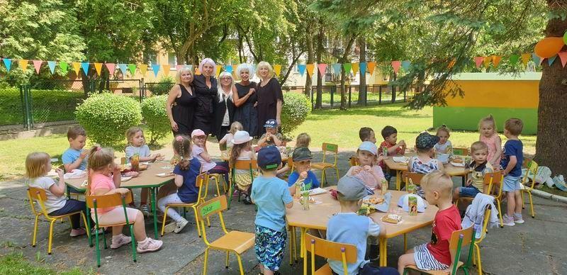 Najmłodsza przedszkolna grupa „Żabek” miała w tym roku przedłużony Dzień Dziecka. <br/>fot.ze zbiorów własnych