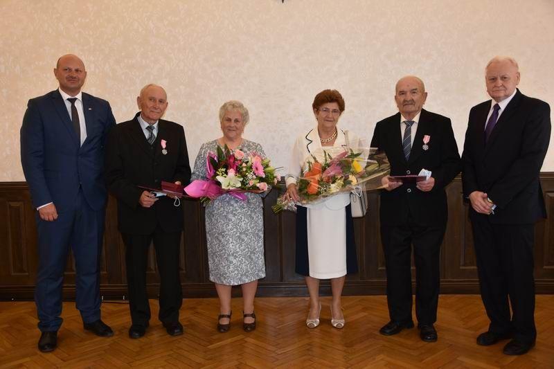 Jubileusz 60-lecia pożycia małżeńskiego świętowali państwo Stefania i Władysław Dyrdowie, a złote gody, czyli 50 lat wspólnej małżeńskiej drogi – Weronika i Leon Malcowie. Obydwie pary pochodzą z Ujeznej.

<br/>fot.UG Przeworsk