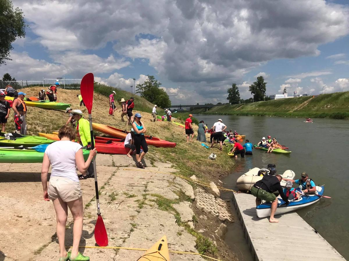 Słońce, dzika przyroda i spokojne nurty Sanu – w takich okolicznościach natury 120 uczestników spływu przeżywało swoją kajakową przygodę.<br/>fot.Biuro Prasowe UMWP  
