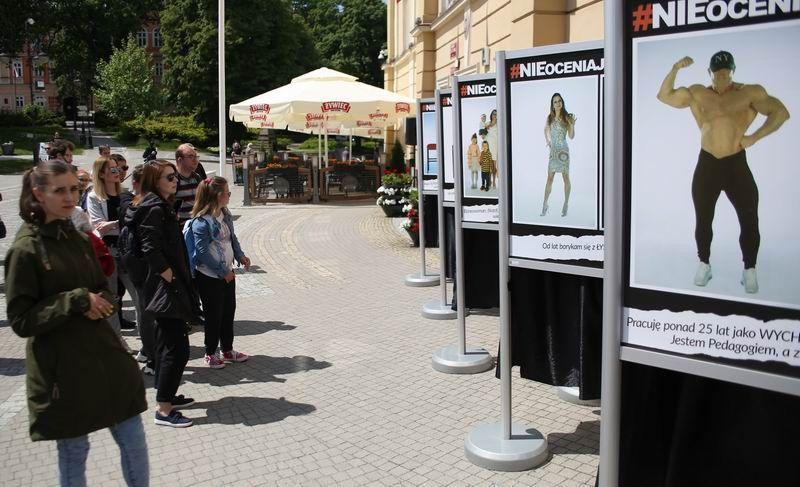 Projekt „Nie oceniaj, doceniaj”, którego finalny efekt oglądać można na wystawie plenerowej przed magistratem, ma na celu walkę z krzywdzącymi stereotypami, odkrywanie na nowo własnej wartości, poszukiwanie wiary w siebie.<br/>fot.Kamil Krukiewicz