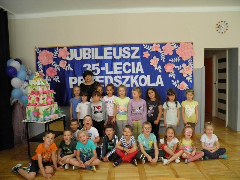 Pełniąca obowiązki dyrektora przedszkola Beata Nehrebecka z najstarszą grupą przedszkolaków. W sumie w placówce z edukacji przedszkolnej korzysta 75 dzieci. <br/>fot.Urszula Gielo