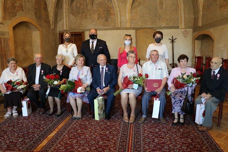 Ceremonia została zorganizowana z zachowaniem reżimu sanitarnego, choć złote gody świętowało 16 par, w sali ślubów jednocześnie przebywało ich 4 – 5.<br/>fot.UM Jarosław