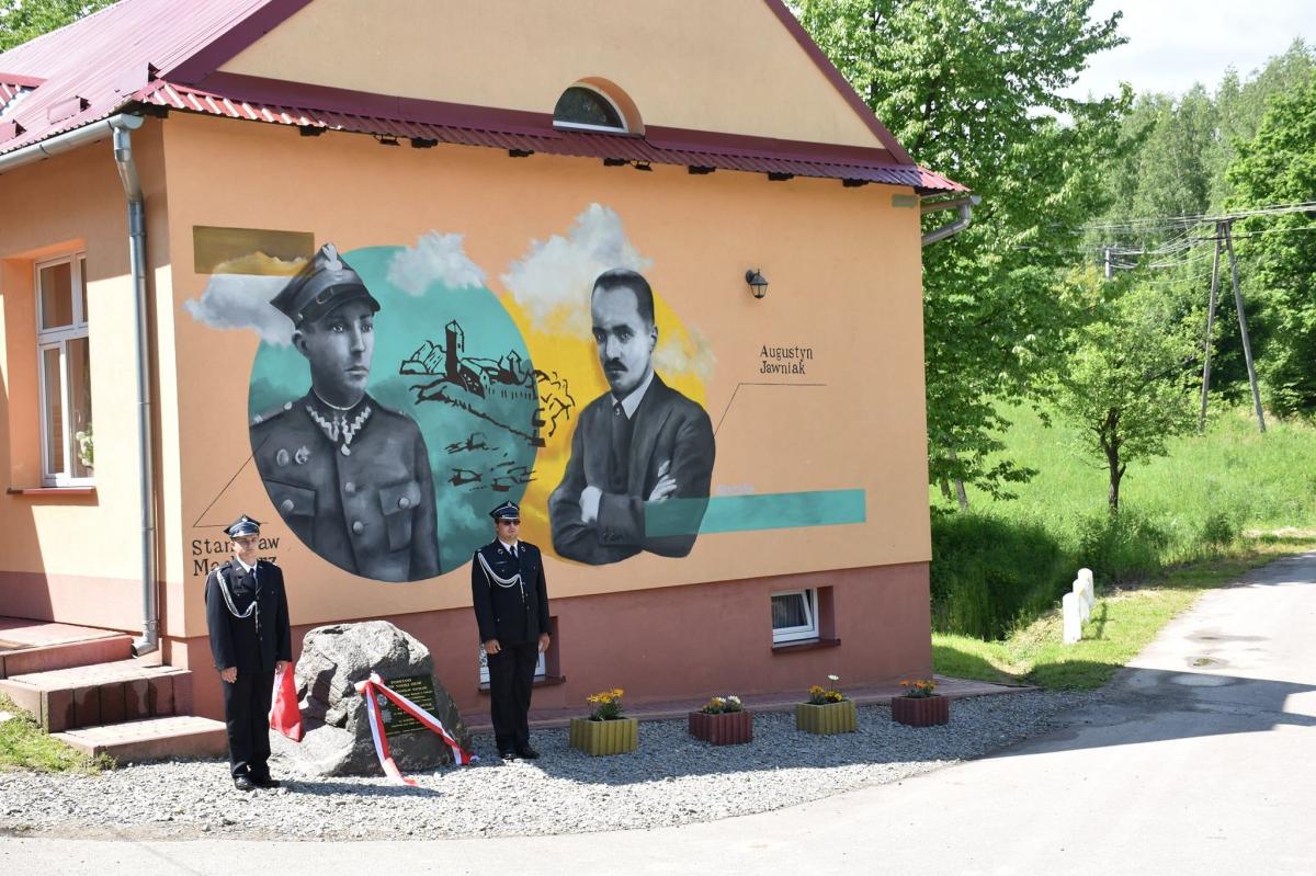 Mural upamiętnia ofiarę krwi dwóch urodzonych w Chodakówce wojskowych.<br/>fot.materiały organizatora
