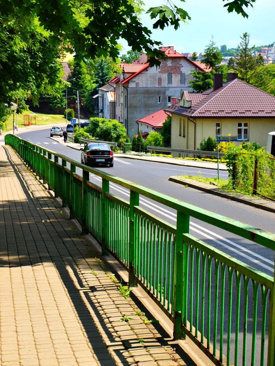 Na dystansie kilkuset metrów ruchliwą jezdnię oddziela od chodnika barierka.<br/>fot.Mariusz Godos