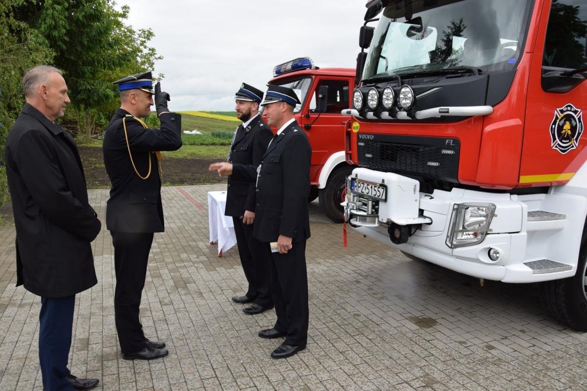 Nowe wozy ratowniczo-gaśnicze dla OSP w Rożniatowie i Siennowie radowały serca strażackiej braci.<br/>fot.UG Zarzecze