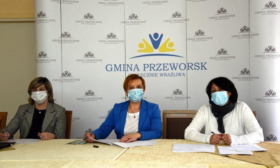 Jury w składzie Katarzyna Rudnicka, Marta Całka, Justyna Solarz musiało podjąć kilka trudnych decyzji.<br/>fot.UG Przeworsk