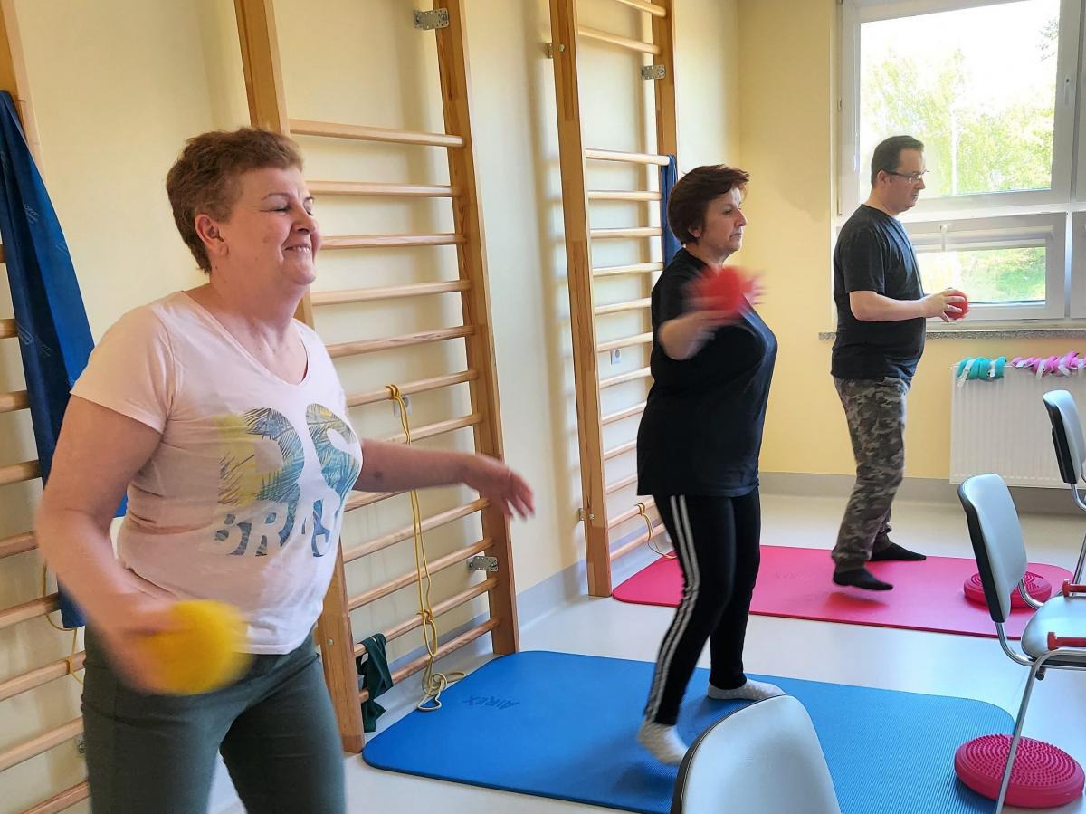 Po przyjęciu na oddział pacjent ma ocenianą wydolność wysiłkową. Potem trafia pod opiekę całego grona specjalistów lekarzy rehabilitacji medycznej, kardiologów, pulmonologów i pielęgniarek. Wykonując odpowiednie ćwiczenia, nie tylko oddechowe, ale także trening wytrzymałościowy, pacjent poprawia wyd