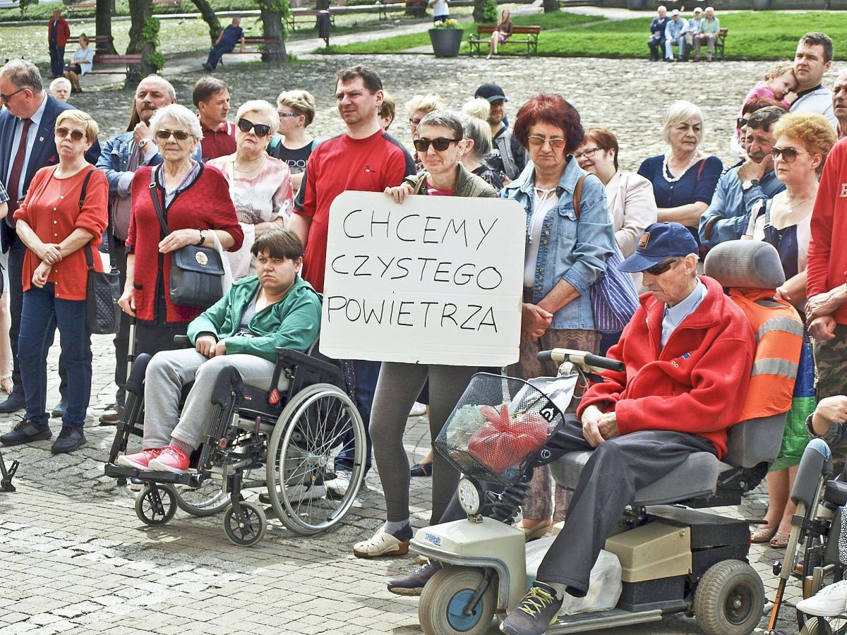 Już w maju 2019 r. mieszkańcy protestowali przeciw budowie wytwórni mas bitumicznych przed przemyskim magistratem. Teraz, po decyzji wojewody podkarpackiego E. Leniart, która wydała pozwolenia na budowę asfalciarni, być może dojdzie do powtórki.<br/>fot.Mariusz Godos