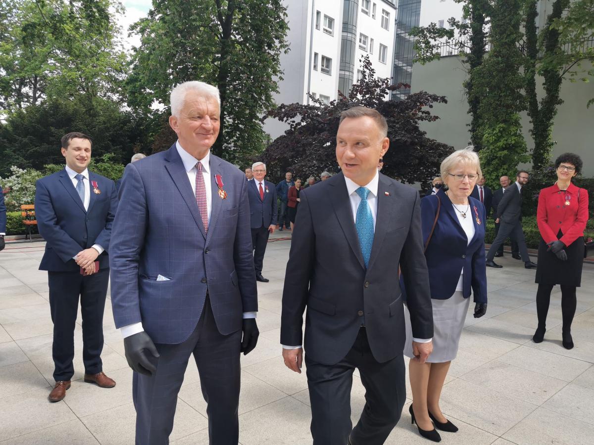 Wójt gminy Medyka Marek Iwasieczko Złoty Krzyż Zasługi odebrał z rąk prezydenta RP Andrzeja Dudy.<br/>fot.ze zbiorów własnych