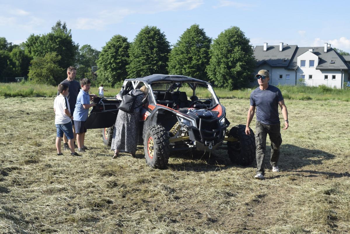 Magnesem dla amatorów offroadowych wrażeń był czteroosobowy, terenowy „gad” Can Am Maverick x3 Max.<br/>fot.Artur Wilgucki