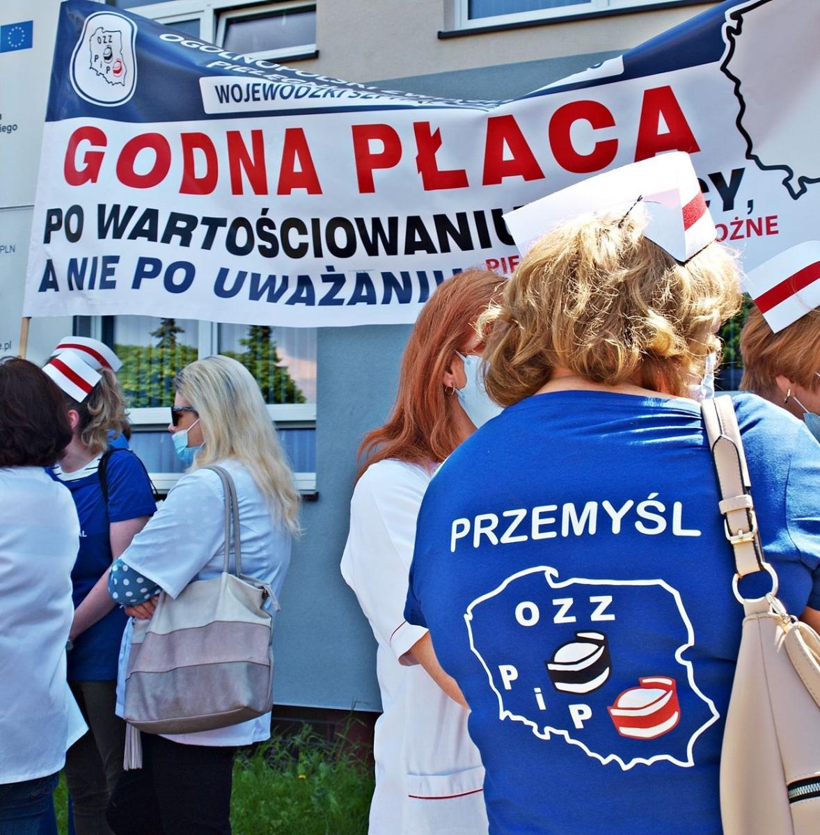 Przez szpitalem na Monte Cassino protestowała ok. 110-osobowa grupa pielęgniarek i położnych, zrzeszona w Ogólnopolskim Związku Zawodowego Pielęgniarek i Położnych.<br/>fot.Mariusz Godos