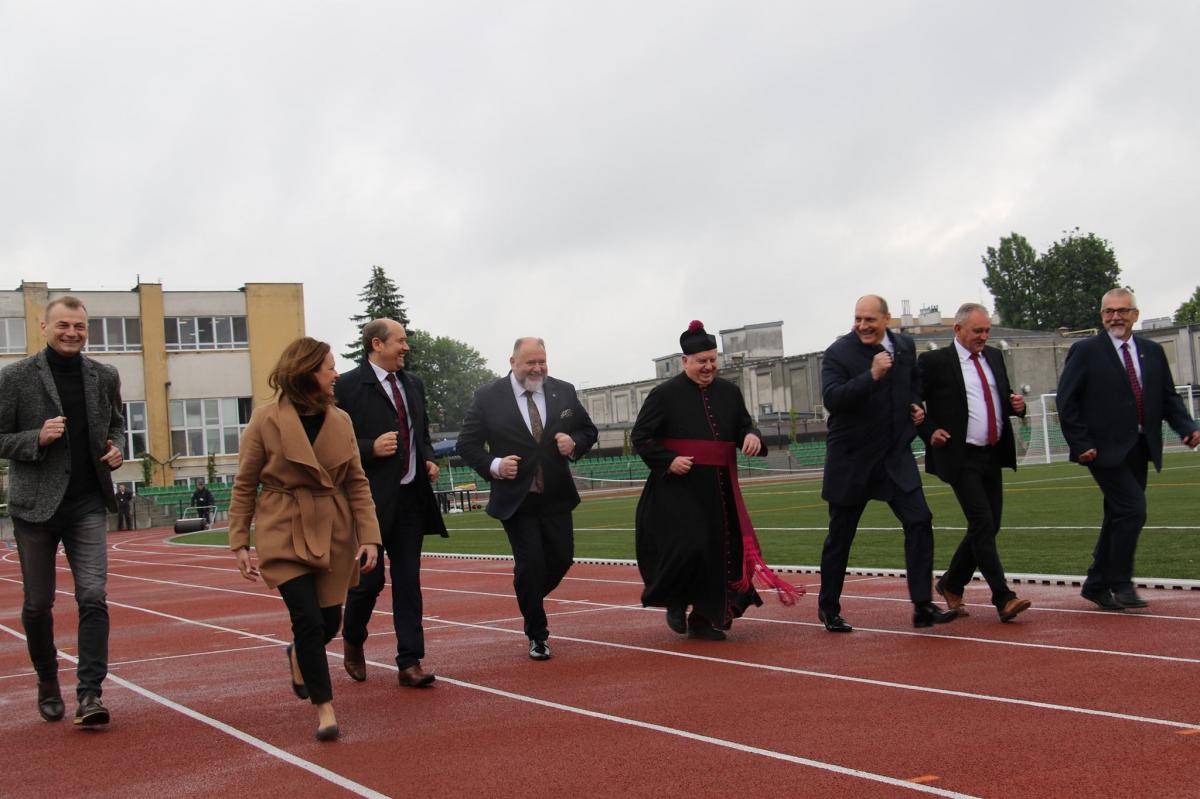 W pierwszych historycznych zawodach na wyremontowanym stadionie byli sami zwycięzcy.<br/>fot.UM Jarosław