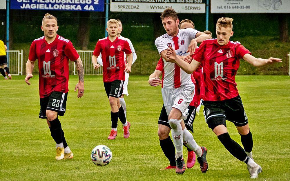 Mateusz Podstolak (pierwszy z lewej; podczas finałowego meczu okręgowego Pucharu Polski z Orłem w Przeworsku) wyrównującą bramkę dla swojego zespołu w Wiązownicy zdobył w 15 minucie doliczonego czasu gry. Z rzutu karnego.<br/>fot.Agnieszka Kulka