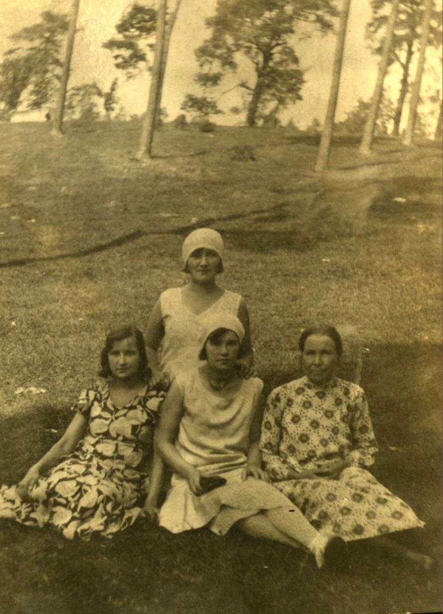 Przysłana z Polski do Adama Wituszyńskiego fotografia jego matki i sióstr z r. 1929. Za posiadanie takiej fotografii trafiało się do łagrów.