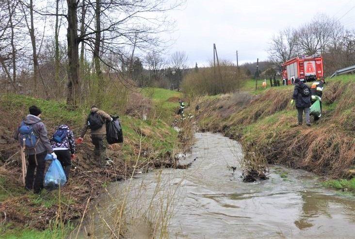 Za pierwszym razem zebrano prawie 3 tony śmieci – to dowód, jak potrzebna jest inicjatywa zapaleńców z Pruchnika. Kwietniowe sprzątanie Mleczki nie było łatwym zadaniem – ciężką pracę wykonało 27 wolontariuszy, którzy już teraz zadeklarowali, że chętnie utrudzą i ubłocą się po raz kolejny.
<br/>fot.