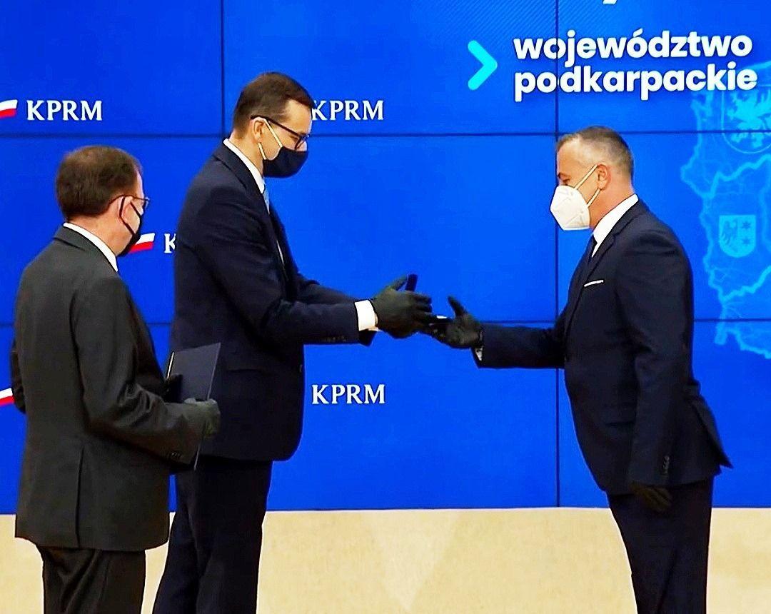 Wójt gminy Fredropol Mariusz Śnieżek (z prawej) Odznakę Honorową za Zasługi dla Samorządu Terytorialnego odebrał z rąk premiera Mateusza Morawieckiego.<br/>fot.Kancelaria Premiera RP