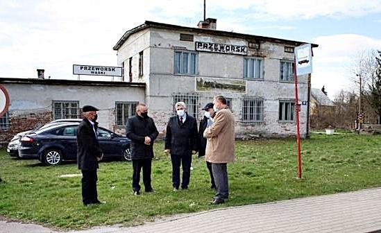 Prace remontowo-budowlane przy budynku dworca i peronu popularnej wąskotorówki mają się zakończyć do końca br.<br/>fot.Starostwo Powiatowe w Przeworsku