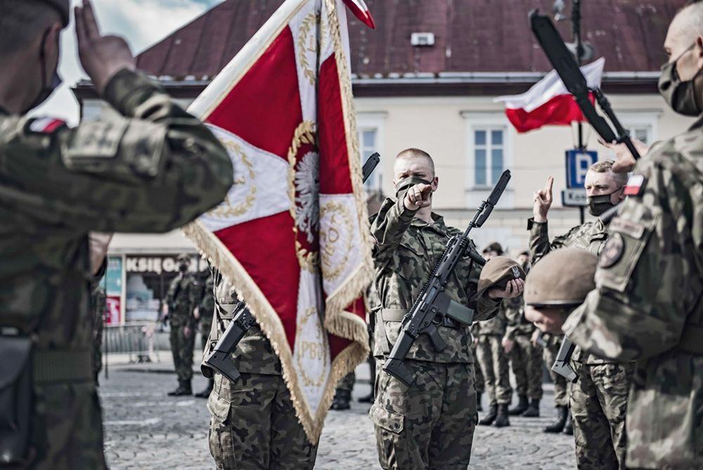 Przysięga odbyła się na placu Farnym w Rzeszowie. Wśród rekrutów znalazło się 17 osób z naszego regionu.<br/>fot.3. PBOT