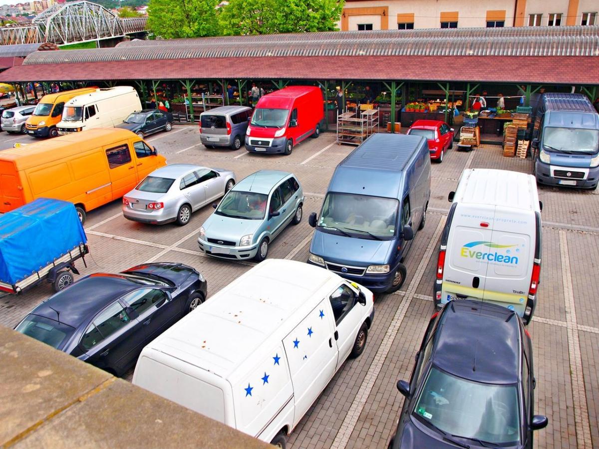 Tak wyglądał parking na targowisku „Mój Rynek”. Parking dla klientów, a nie samochodów dostawczych.<br/>fot.Mariusz Godos