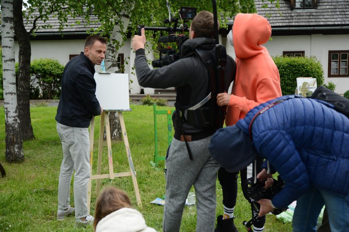 Kojarzony z serialem „Klan” aktor i prezenter telewizyjny Tomasz Bednarek z ekipą programu „Zakochaj się w Polsce” gościł w Przeworsku przez 2 dni. Efekty ich pracy obejrzymy za jakiś czas na kanale TVP1.<br/>fot.UM Przeworsk