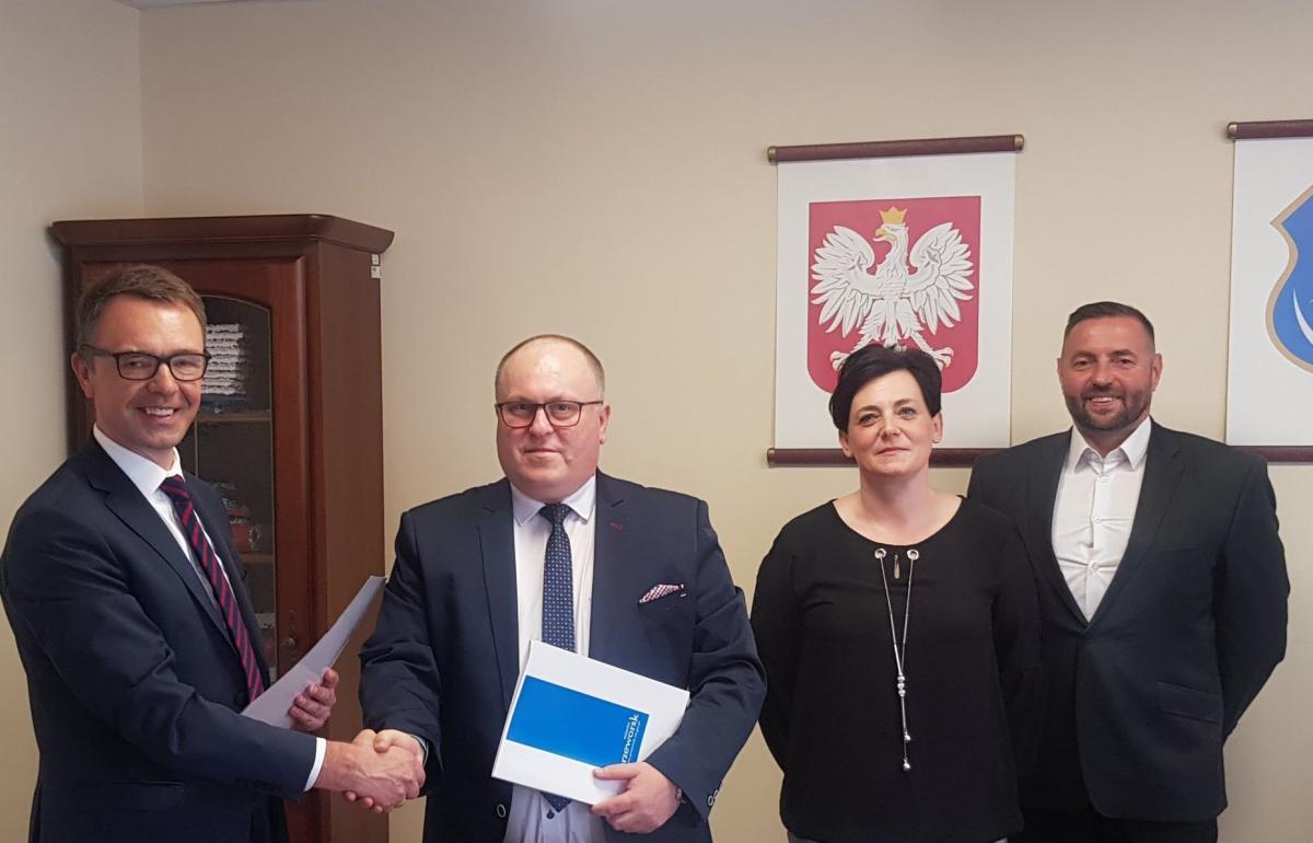 Dzięki umowie o udzielenie dotacji celowej, podpisanej przez gospodarza Przeworska Leszka Kisiela oraz dyrektora przeworskiego szpitala Grzegorza Jedynaka, w obecności 
przewodniczącego Rady Miasta Przeworska Tomasza Majby i pielęgniarki oddziałowej oddziału położnictwa Marzeny Ślęk, pacjentki rodzą