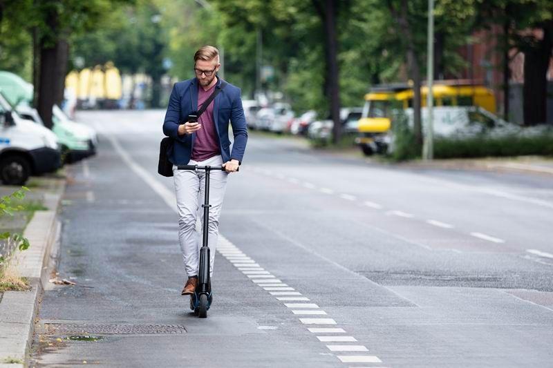 Nowe przepisy to też odpowiedzialność karna. Za korzystanie podczas jazdy z telefonu, wymagające trzymania słuchawki lub mikrofonu w ręku, przewidziano mandat 200 zł. <br/>fot.ze zbiorów własnych