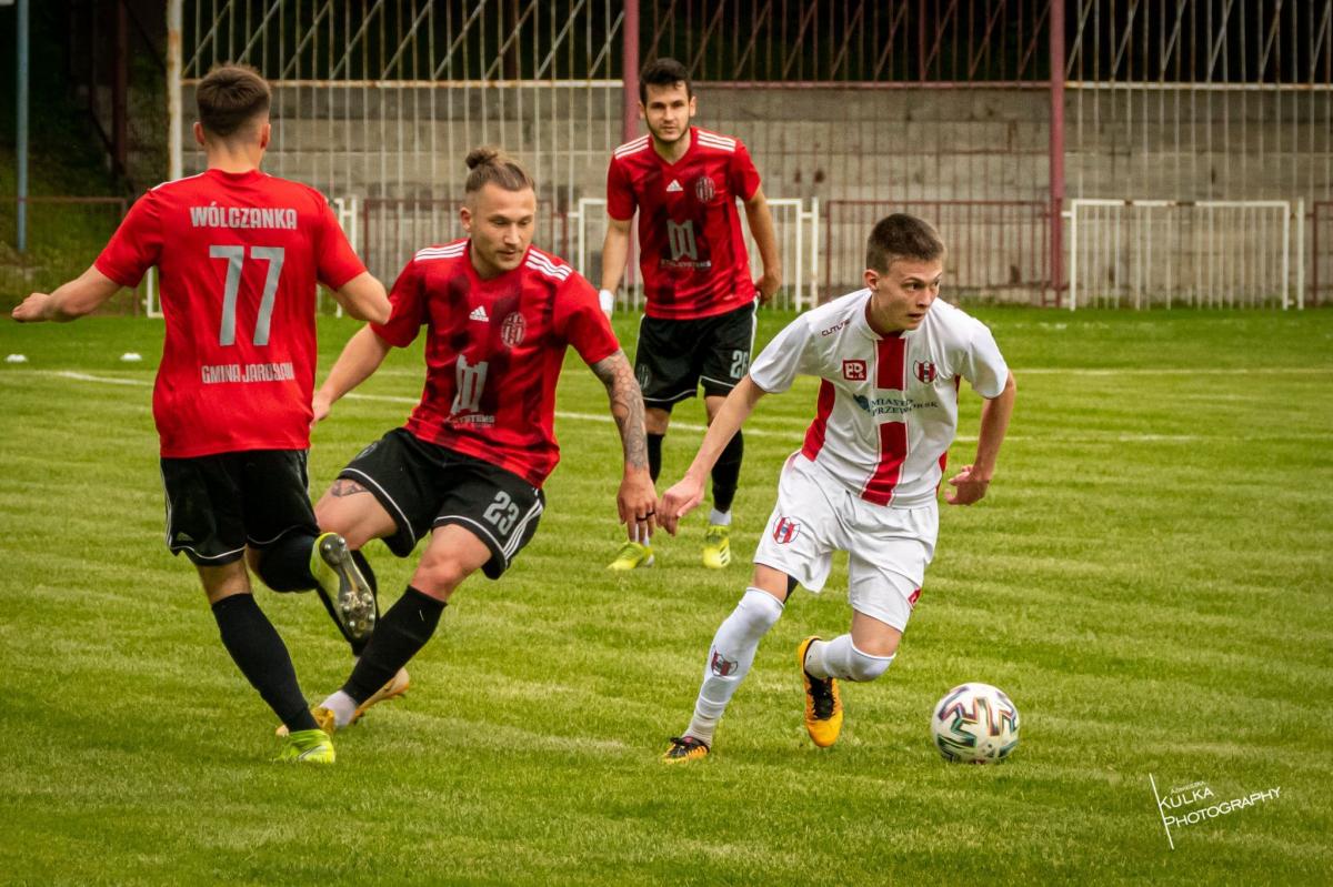 Piłkarze Wólczanki Stal Systems Wólka Pełkińska (czerwone koszulki) sporo sił włożyli w pucharowy mecz w Przeworsku, wygrany dopiero po serii rzutów karnych. Być może miało to wpływ na postawę w pojedynku w Tarnobrzegu. Na zdjęciu od lewej: Dawid Wach (nr 77), Mateusz Podstolak i Piotr Łazarz.<br/>f