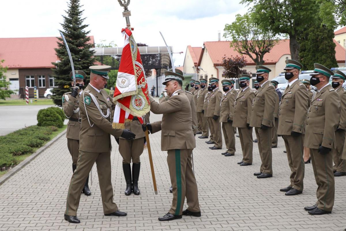 Przekazanie sztandaru nowemu komendantowi.