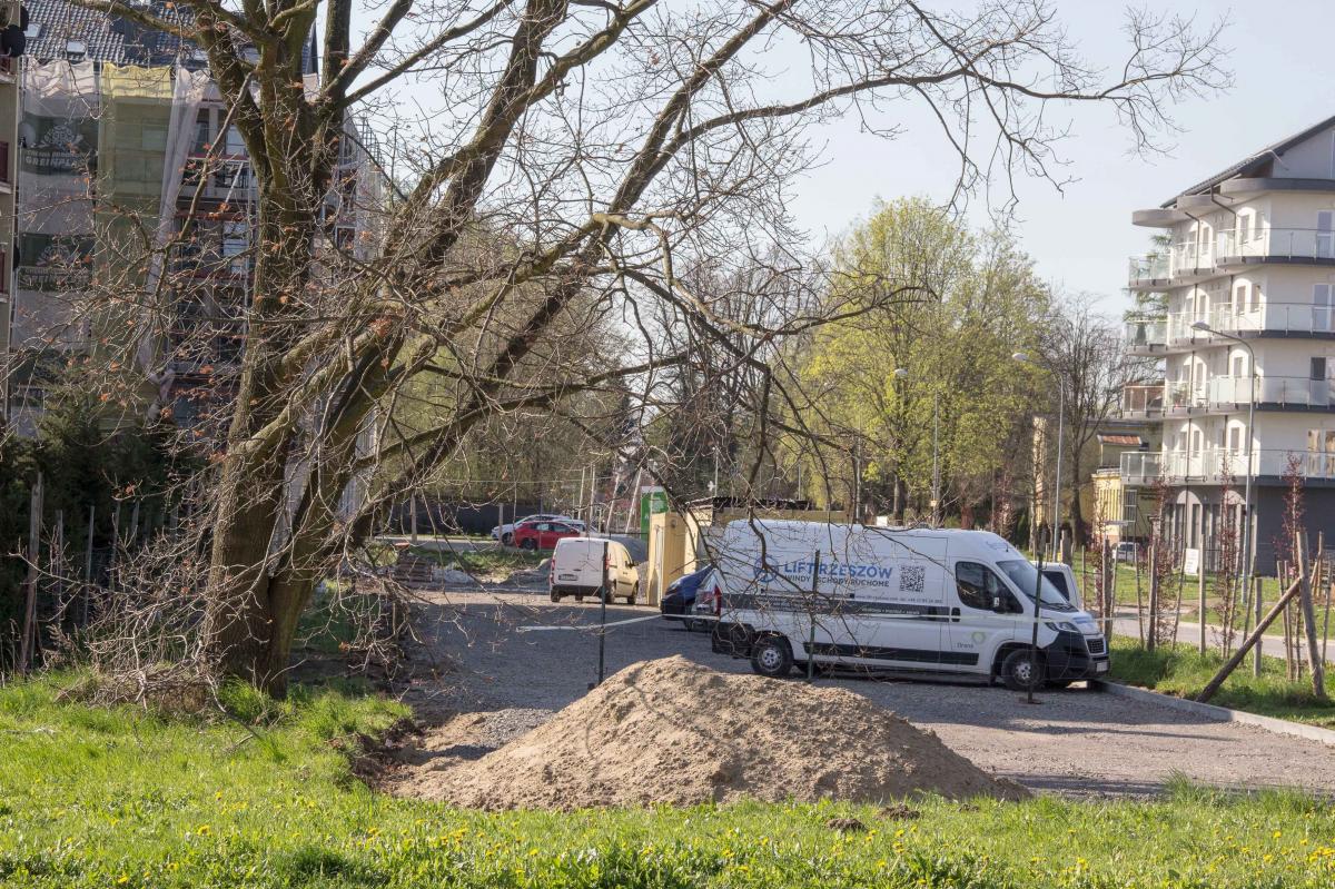 To, co powstaje na zielonym onegdaj terenie, to nie parking, a jedynie służące m.in. retencji utwardzenie gruntu.