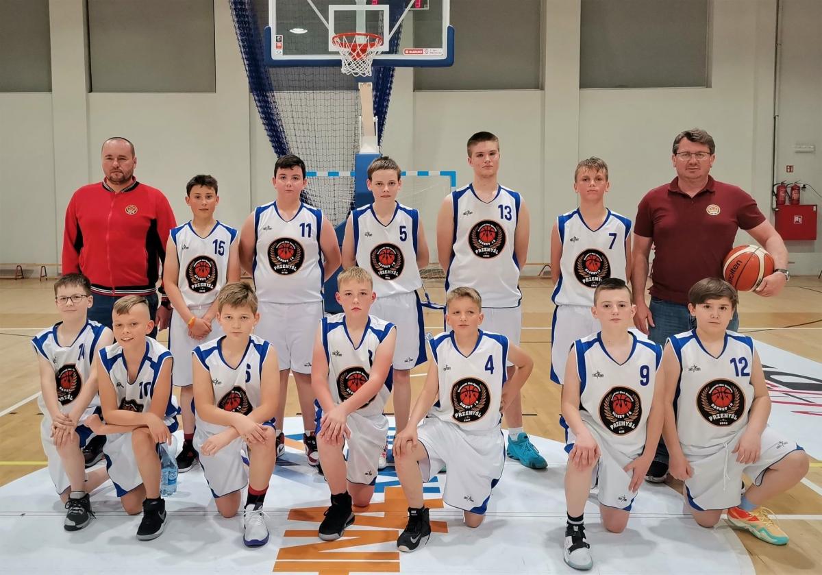 13-latkowie z UKS Basket 15 Przemyśl dzielnie walczyli w Pelpinie, ale to było za mało.<br/>fot.ze zbiorów własnych