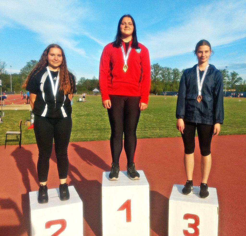 Anna Kicińska (w środku) od dłuższego czasu nie schodzi z podium zawodów różnej rangi.<br/>fot.ze zbiorów własnych