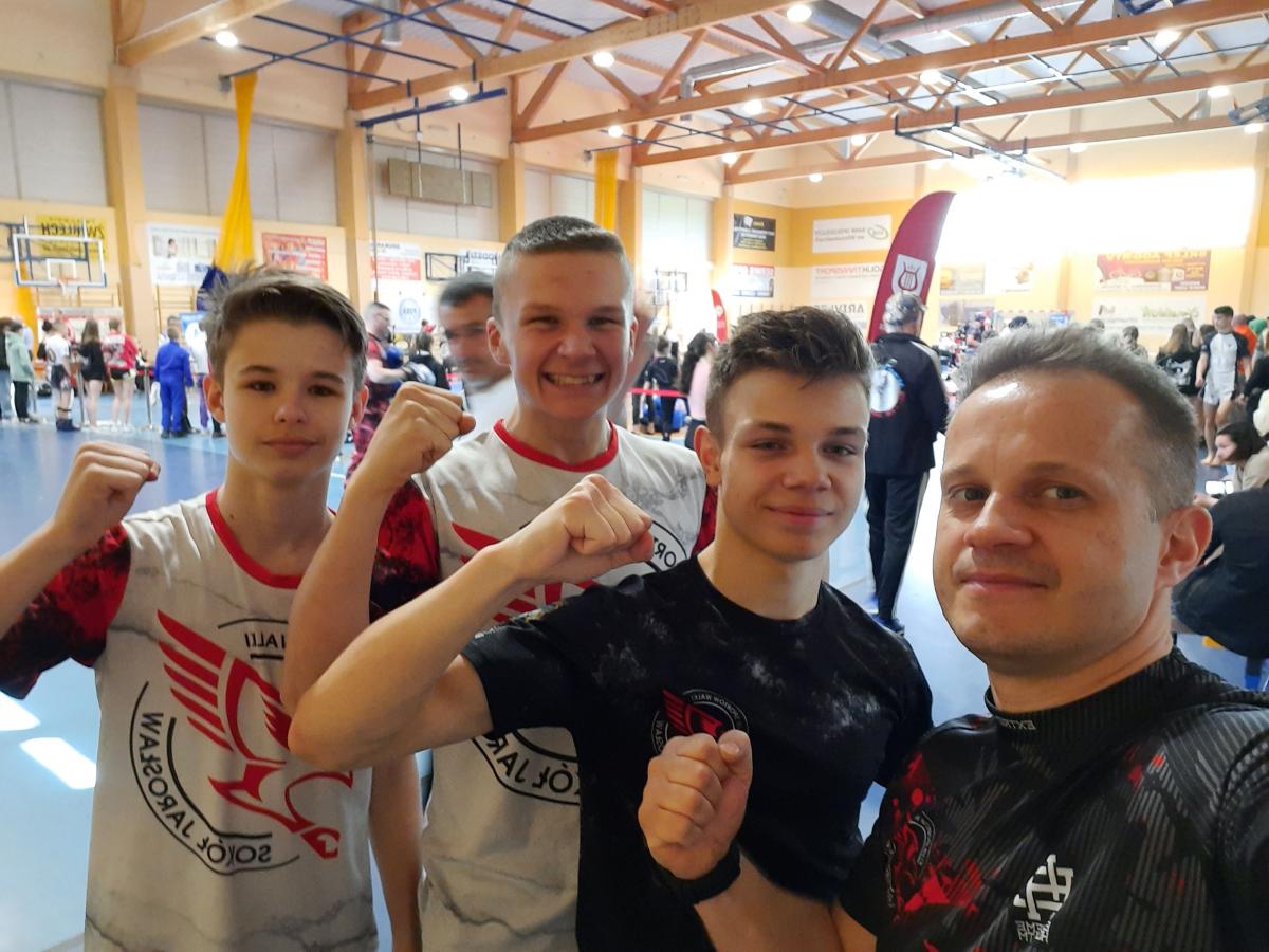 Ekipa KSW Sokół Jarosław podczas mistrzostw Polski kadetów. Z prawej trener Jacek Bronowski.<br/>fot.ze zbiorów własnych