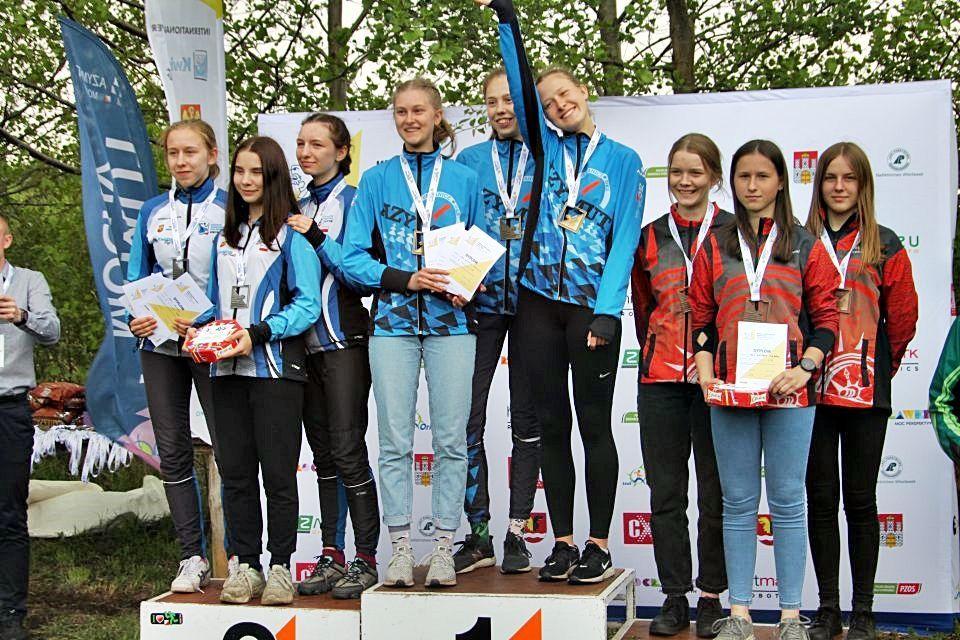 Sztafeta UKS Azymut Dębów na trzecim stopniu podium (z prawej).<br/>fot.UG Gać