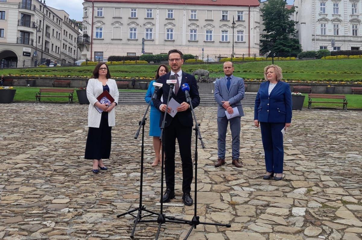 – Będzie to szereg inwestycji, poczynając od dróg, kolei, żłobków i przedszkoli aż po służbę zdrowia oraz podatki. Przede wszystkim system podatkowy wymaga poważnych zmian – powiedział m.in. podczas konferencji prasowej w Przemyślu wiceminister funduszy i polityki regionalnej Waldemar Buda.<br/>fot.