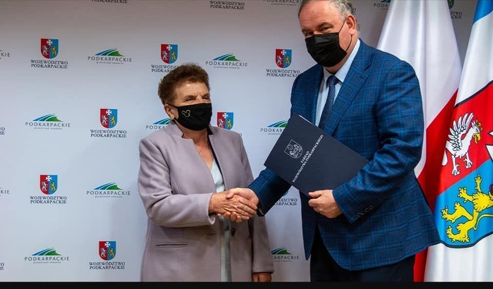Sołtys miejscowości Antoniki w gminie Lubaczów Helena Frant została wybrana najlepszym sołtysem na Podkarpaciu w ramach ogólnopolskiego konkursu „Fundusz sołecki – najlepsza inicjatywa” w 2021 roku. Obok wicemarszałek województwa podkarpackiego Piotr Pilch.<br/>fot.Urząd Marszałkowski w Rzeszowie