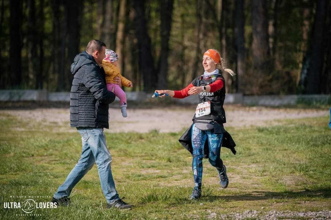 – Biegowa pasja powoduje, że człowiek rozkwita, a mama, która czuje w sobie siłę i moc, pojawiające się w życiu problemy traktuje jak sprawy do rozwiązania. Nie tyle warto, ale trzeba walczyć o siebie i się spełniać – uważa Sara Kołcz. W opiece nad dzieckiem i biegowej pasji dzielnie wspiera ją mąż 