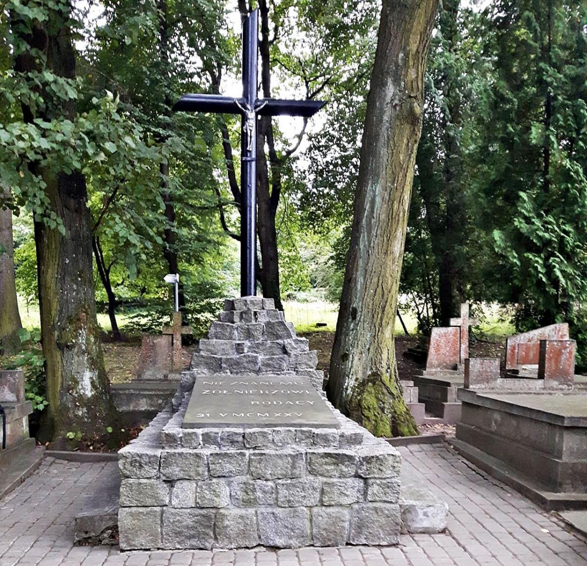 Nieopodal pola austro-węgierskiego znajduje się mogiła polskich legionistów. To legło u podstaw stworzenia polskiego cmentarza wojskowego, którego głównym punktem jest grób nieznanego żołnierza, poświęcony 31 maja 1925 r.<br/>fot.ze zbiorów własnych