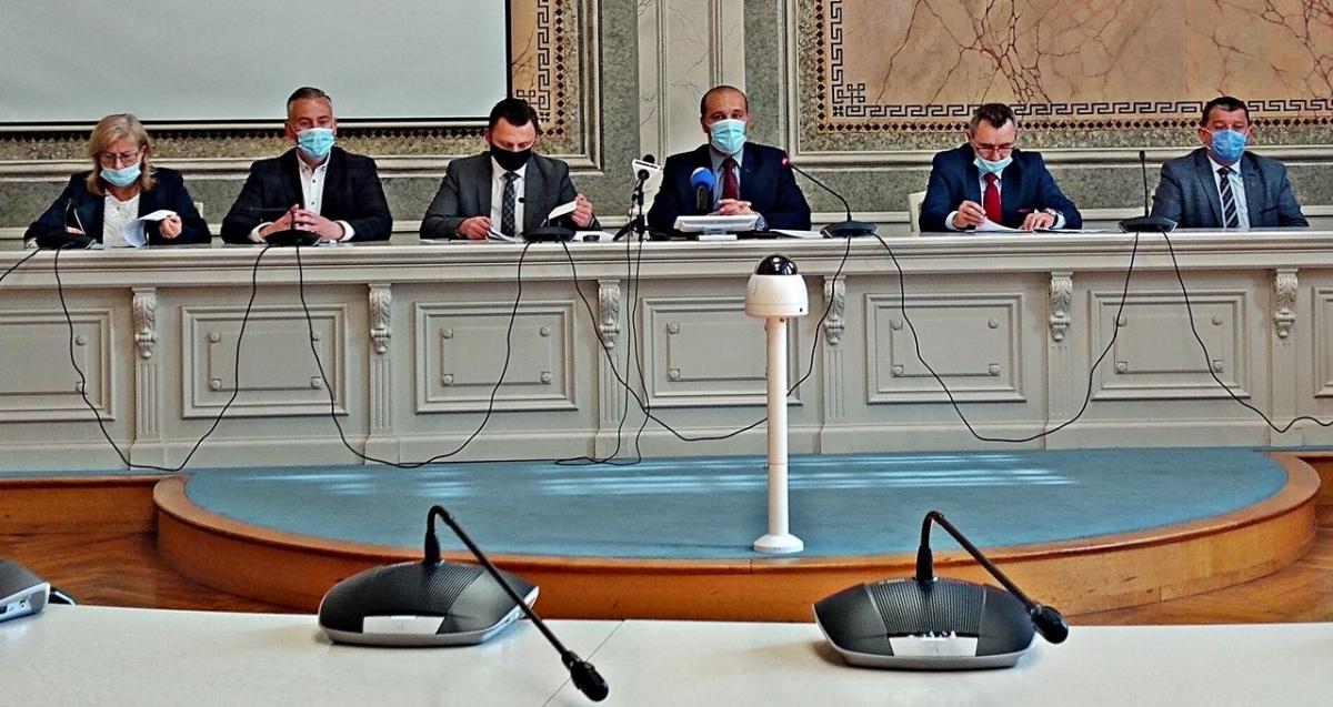 21 maja br. przedstawiciele: Prawa i Sprawiedliwości, Regii Civitas i Naszego Przemyśla podczas konferencji prasowej przedstawili założenia Budżetu Obywatelskiego Miasta Przemyśla na 2022 r. Od lewej: Małgorzata Gazdowicz, Bartłomiej Barczak, Robert Bal, Maciej Kamiński, Janusz Zapotocki i Andrzej B