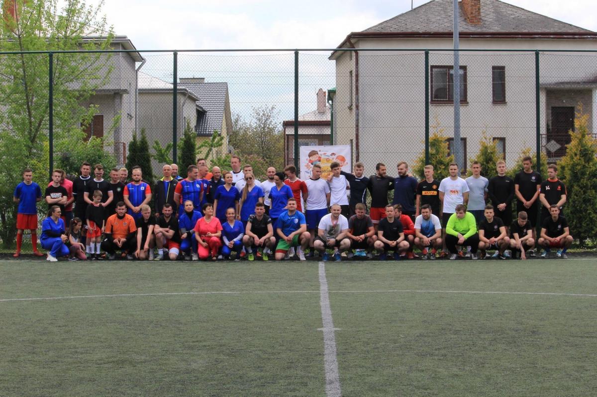 Uczestnicy akcji o wymiarze zdrowotno-sportowym pod hasłem „Uśmiech Dziecka Najważniejszy” na wspólny zdjęciu.

<br/>fot.materiały organizatora