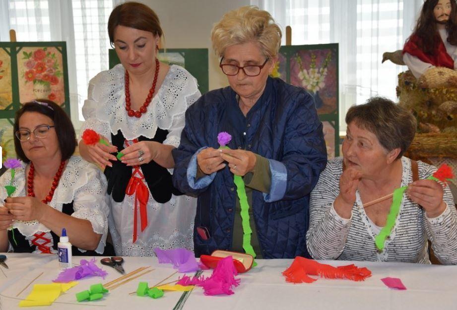 Chorwaci i Serbowie wzięli też udział w warsztatach robienia kwiatów z bibuły i krepiny <br/>fot.UG Przeworsk