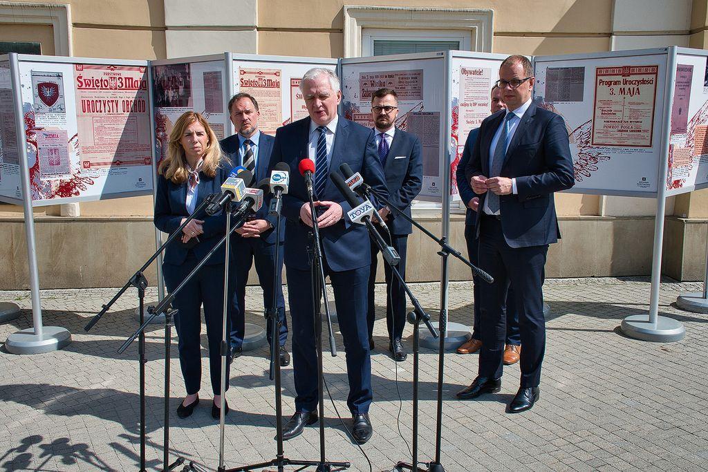 20 maja br. przed przemyskim magistratem odbyła się konferencja prasowa z udziałem m.in. wicepremiera, ministra rozwoju, pracy i technologii Jarosława Gowina (trzeci z lewej) oraz podsekretarza stanu w tym samym ministerstwie Anny Korneckiej (pierwsza z lewej). Gospodarzem spotkania był prezydent Pr