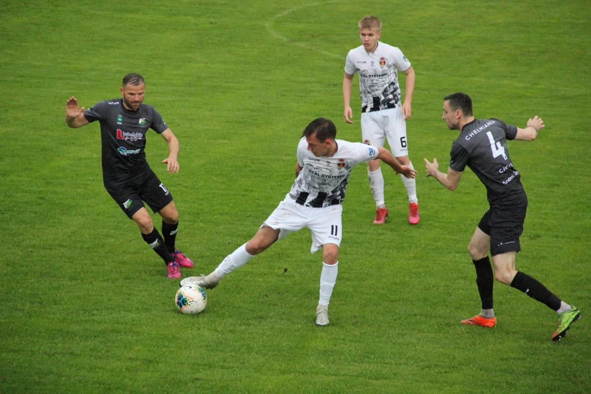 Kamil Matofij (jasny strój; nr 11) bramką podsumował bardzo dobry mecz swojego zespołu z Lewartem Lubartów.<br/>fot.www.facebook.com/wolczankastalsystems