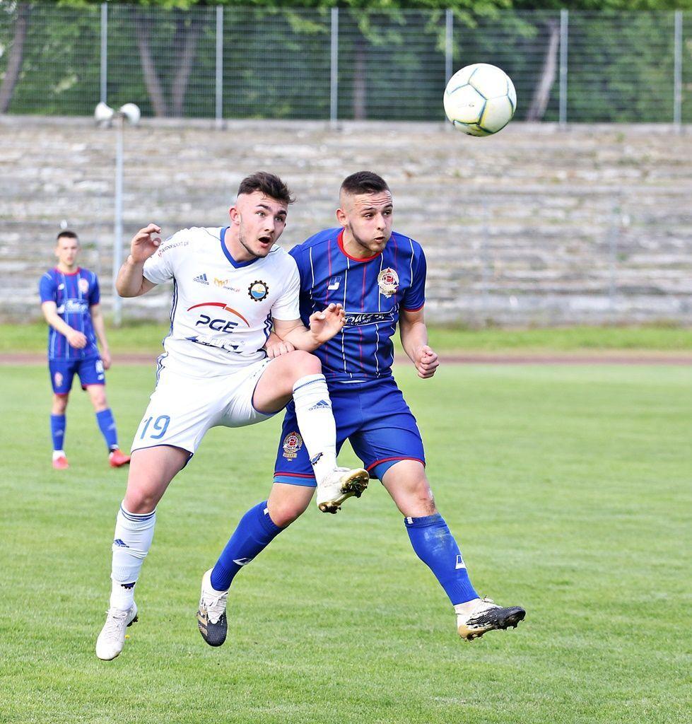 Przemyska Polonia pokonała u siebie rezerwy ekstraklasowej Stali Mielec 1:0. W walce o piłkę Remigiusz Błahuciak (z prawej) i Arkadiusz Zięba.<br/>fot.Kamil Krukiewicz