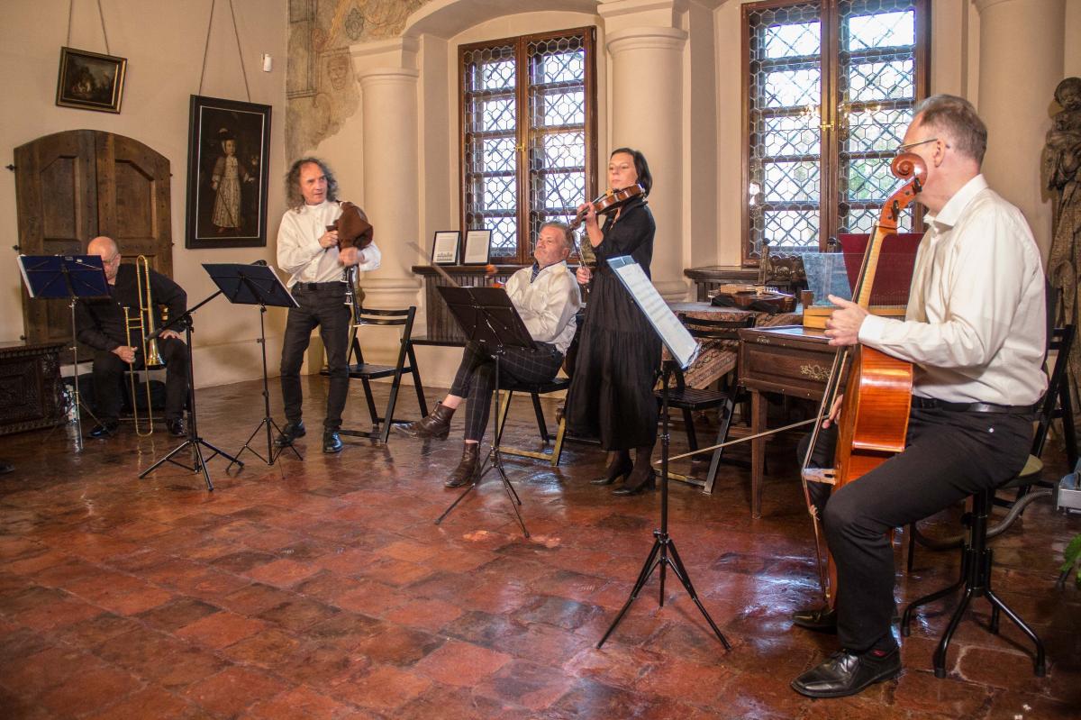 Orkiestra Czasów Zarazy zaprezentowała się w Jarosławiu. Koncert zespołu, którego nazwa – choć zaskakująco aktualna – odnosi się do tragicznego okresu początku XVIII wieku, kiedy to wojny i epidemie spustoszyły ówczesną Polskę, odbył się tuż po poluzowaniu obostrzeń sanitarnych nałożonych z powodu t