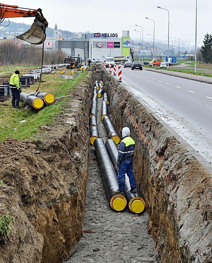 Rozkopana ul. Rodziny Bystrzyckich, obok Galerii „Sanowa”. Powstaje tam sieć ciepłownicza, która poprowadzona będzie m.in. w kadłubie mostu Brama Przemyska.<br/>fot.ze zbiorów własnych